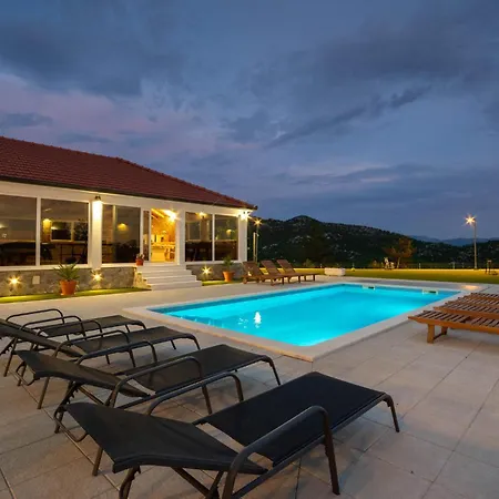 Сasa de vacaciones Pet Friendly In Neoric